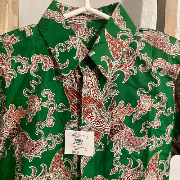 NWT Krisna Wahyu green button up slim fit collared shirt. Brand new. Size medium - Picture 2 of 6